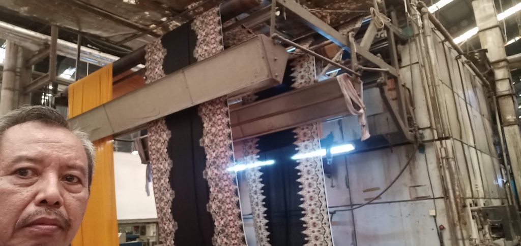 Proses fiksasi kain rayon menggunakan mesin steamer