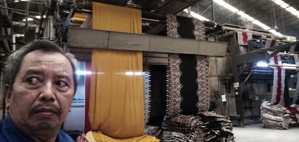 Proses fiksasi kain rayon warnareaktif dengan uap langsung menggunakanmesin steamer