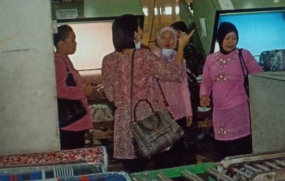 Di area inspeksi hasil yang telah diproduksi kain katun rayo