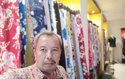 Diruang showroom dengan sample hasil produksi kain katun, rayo dll