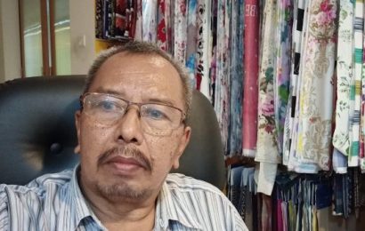 Contoh hasil produksi kain katun dan rayon di showroom