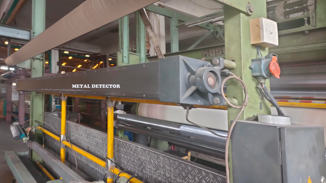 Metel Detector untuk deteksi adanya logam yang terbawa kain