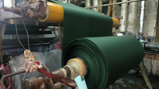 Gulungan Kain di Batcher Dyeing Process in Textile Industry